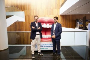 congreso-AEDE-ninot-forma-boca-dientes