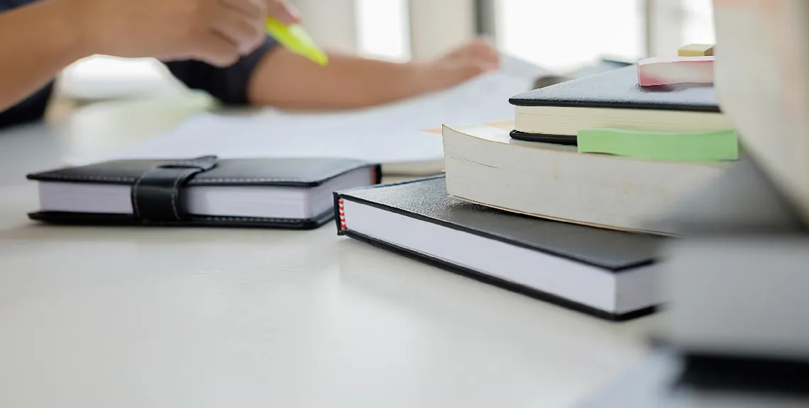 Foto de un estudiante subrayando sus apuntes