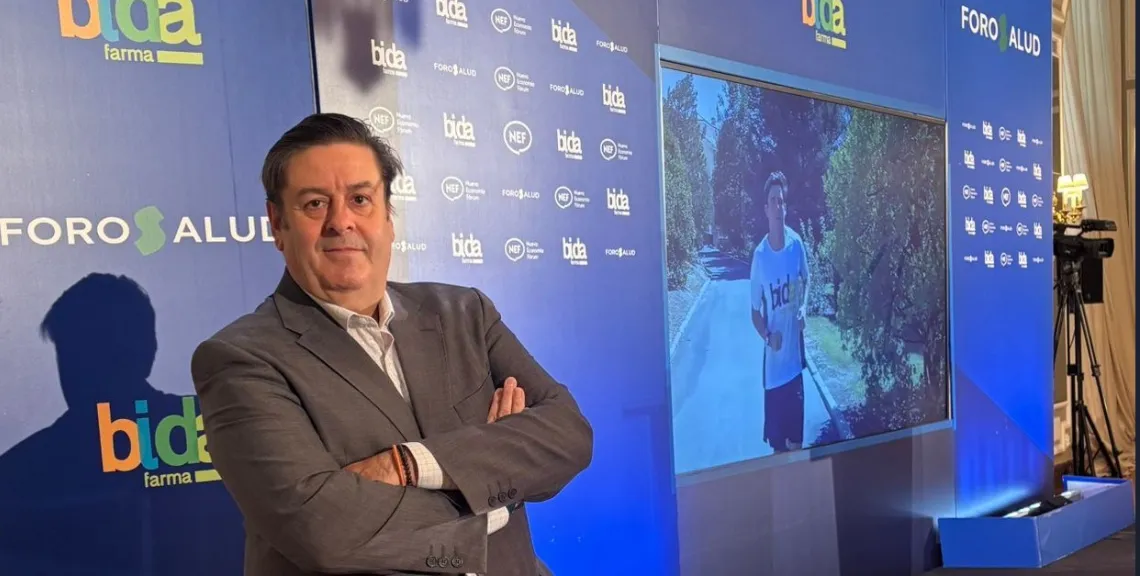 hombre con brazos cruzados en foro de salud