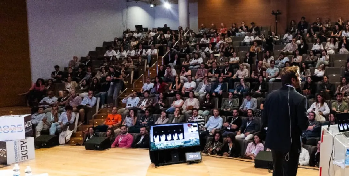 Imagen de una de charlas que se llevaron a cabo en el congreso AEDE 2 025