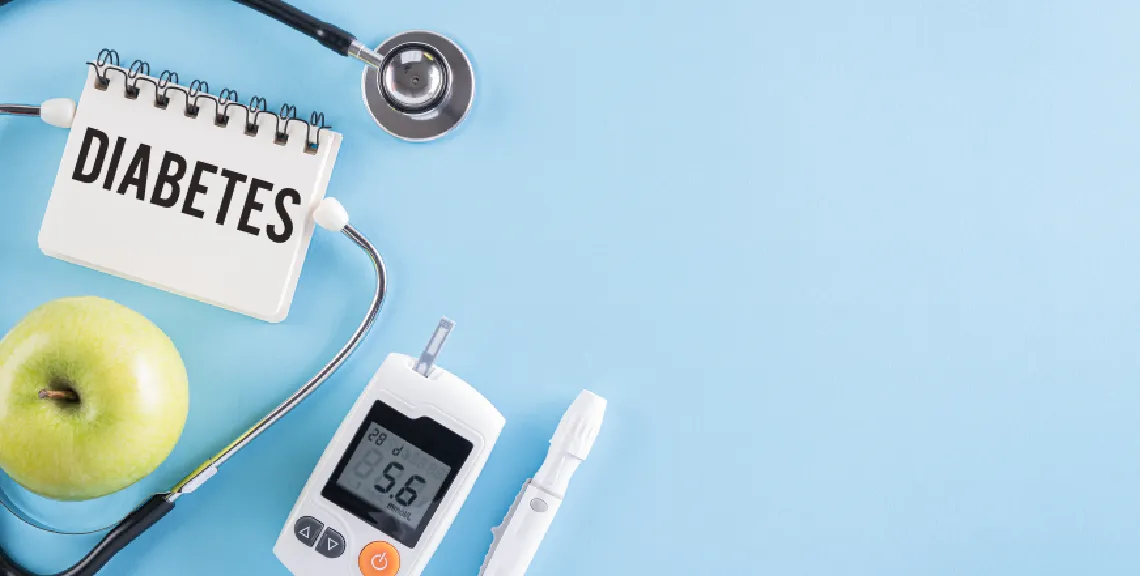 foto con un medidor de azúcar, una manzana y una libreta donde pone diabetes