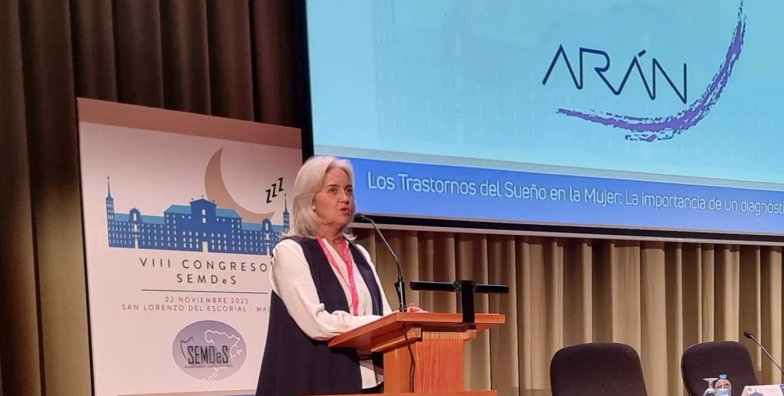 mujer expone en atril