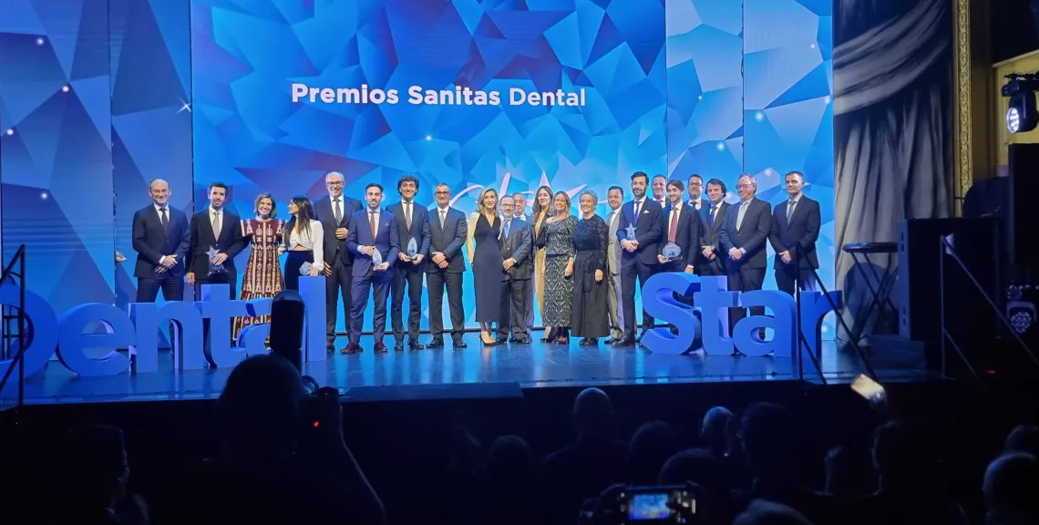personas galardonadas en el escenario de los premios dental star