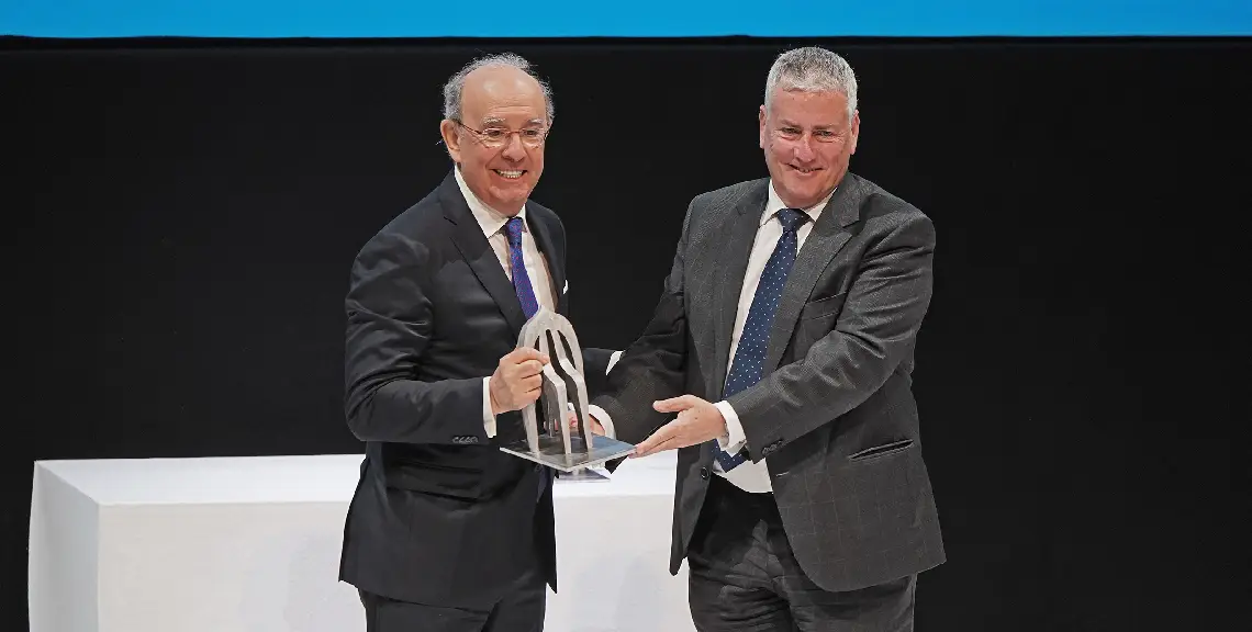 Dr. Anitua recibe el premio otorgado a BTI