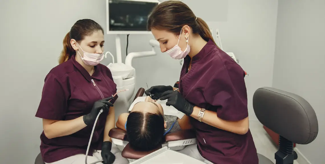 Clínica dental y auxiliares dentales