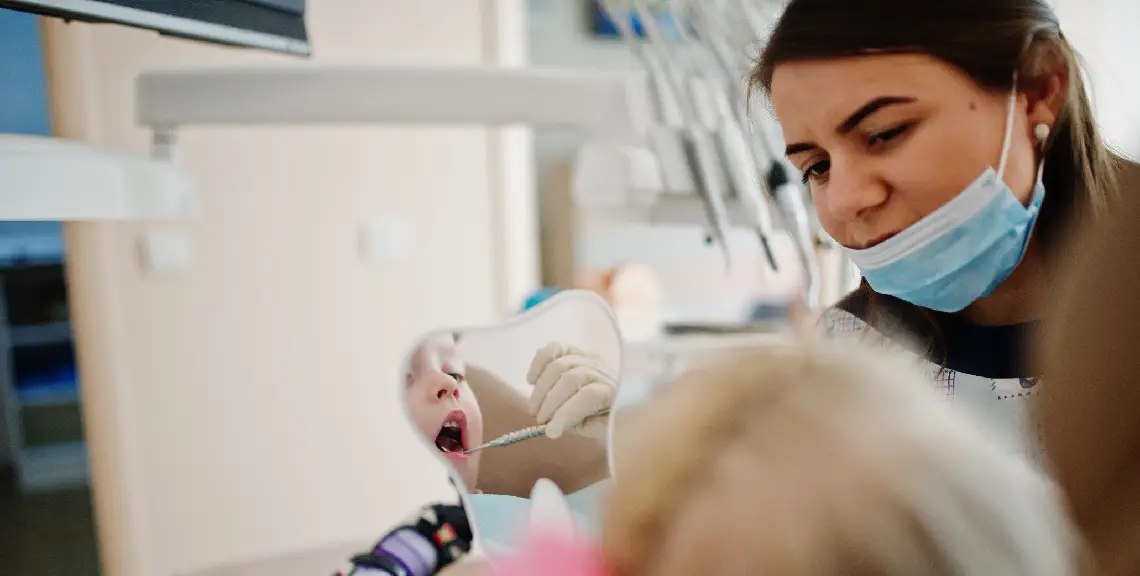 Niños en clínica dental