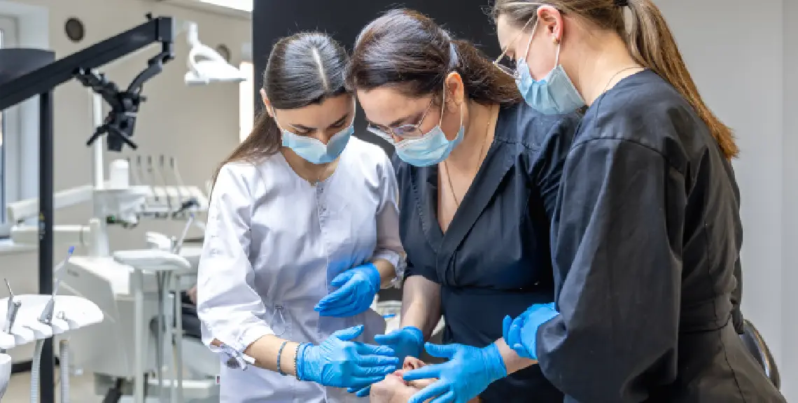 Trabajo en equipo en la clínica dental