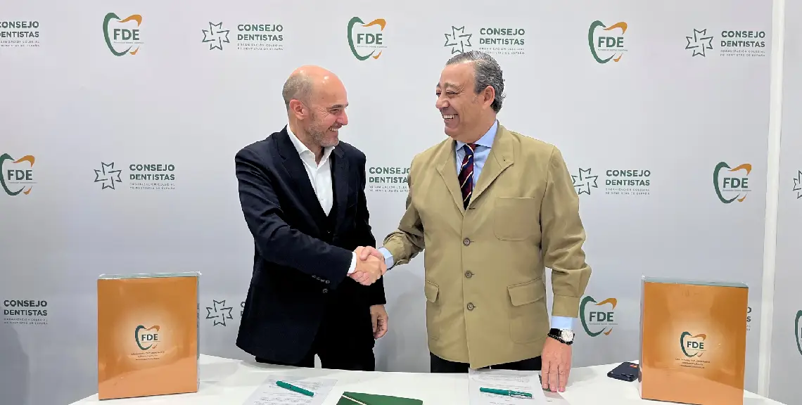 Los Dres. Manel Vera, CEO de Dentaid, y Óscar Castro, presidente de la FDE.