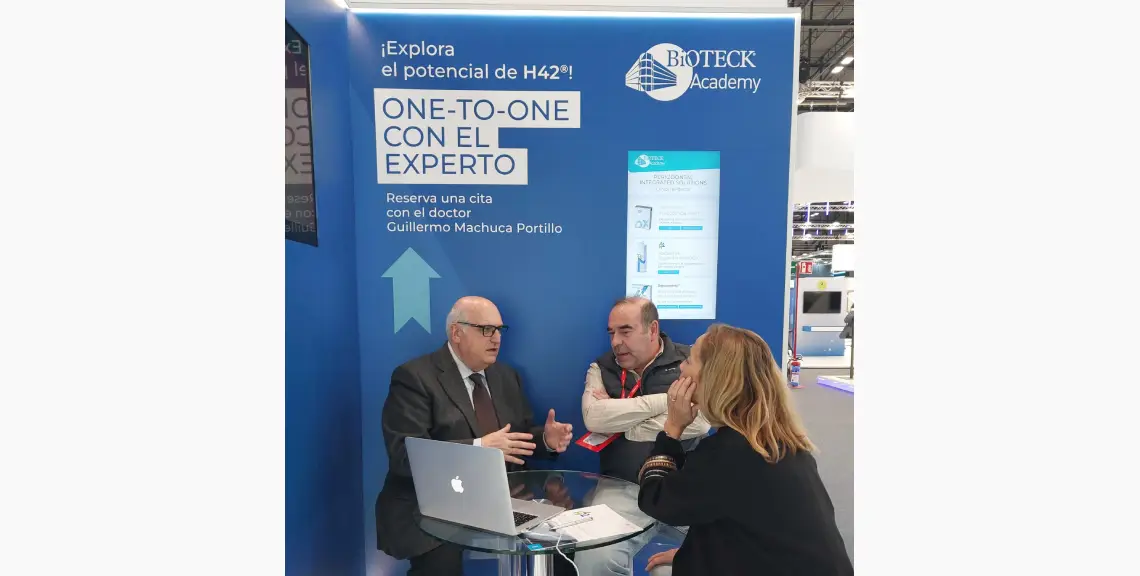 Dr. Guillermo Pachuca en el stand de Bioteck