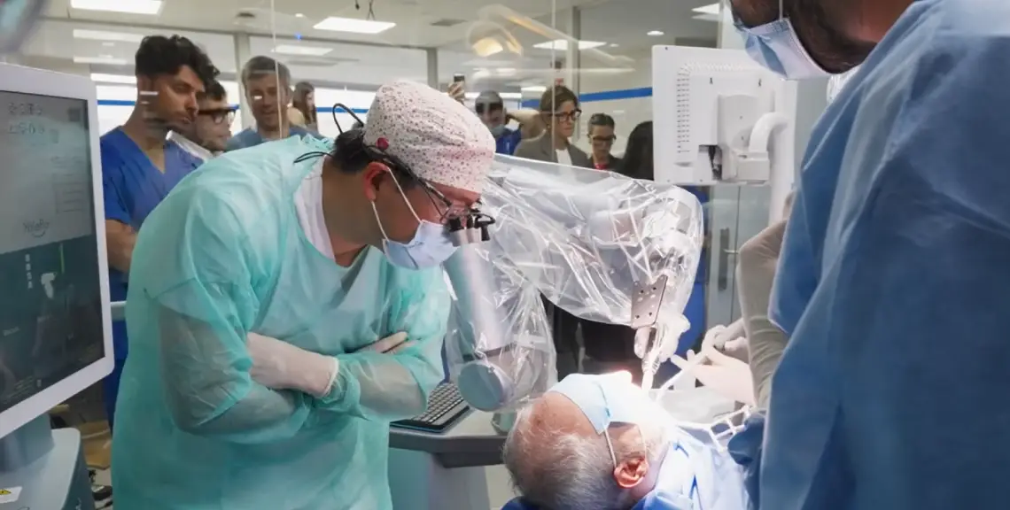 momento de cirugía robótica de implantes dentales en la UAX