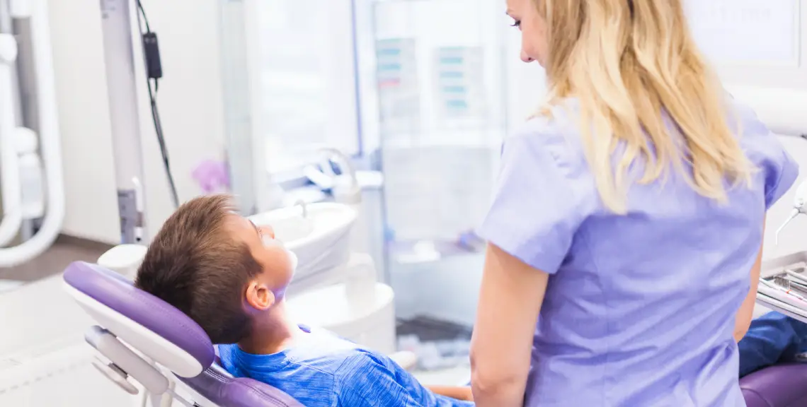 niño en clínica dental