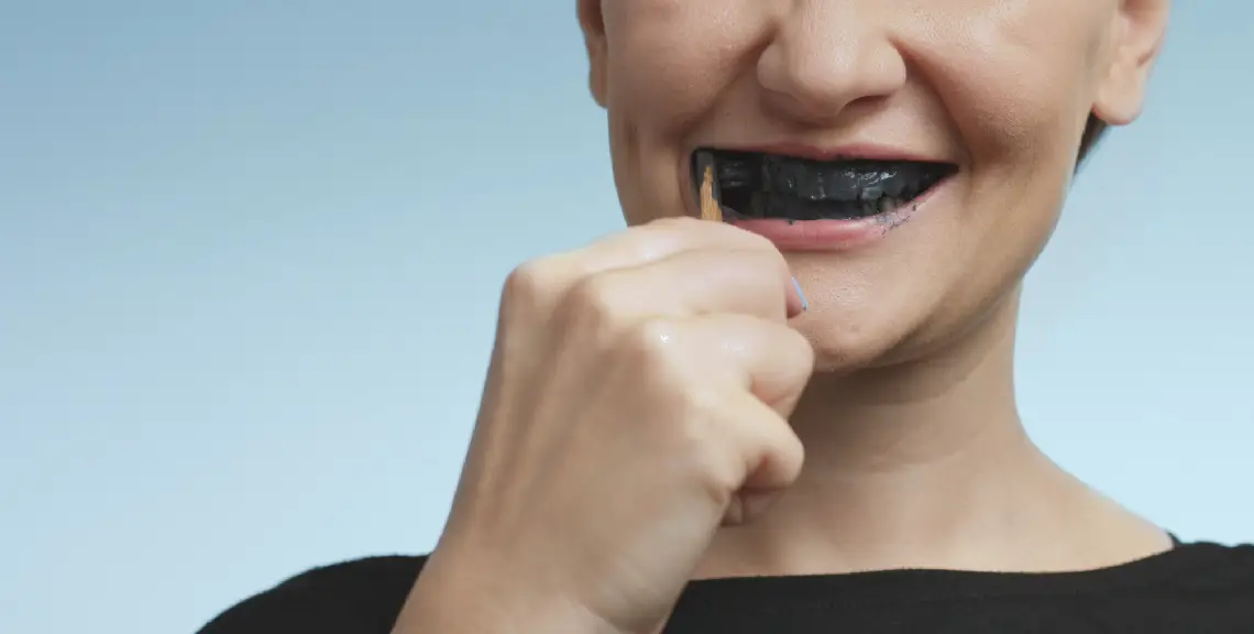 limpieza con pasta dental carbón