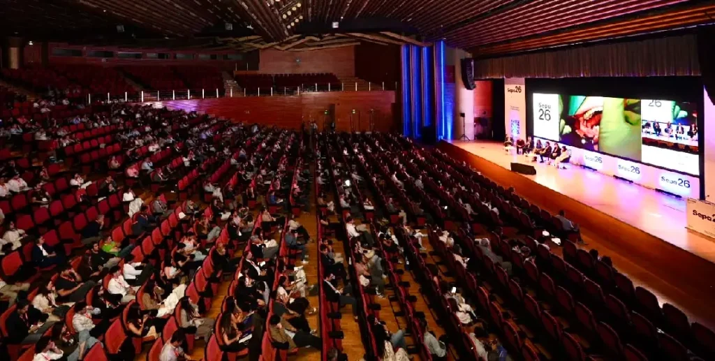 Auditorio del Palacio de Congresos de Granada durante la cirugía en directo.