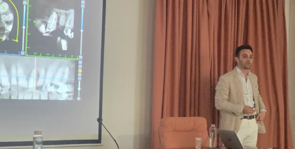 El Dr. Germán Pardo durante su conferencia.