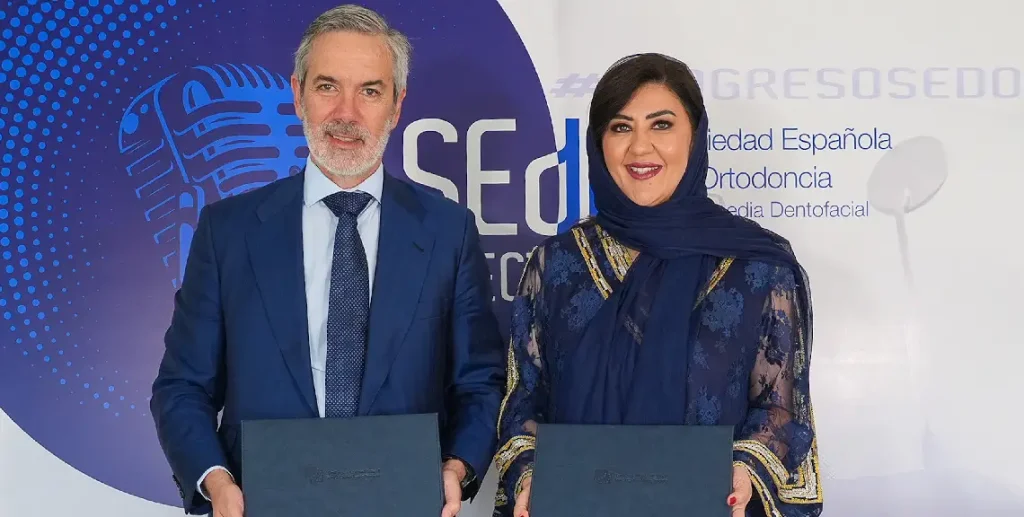 El presidente de SEdO, Javier Girón, con la presidena de la Sociedad de Ortodoncia Saudí, Eman Alnamnakani.