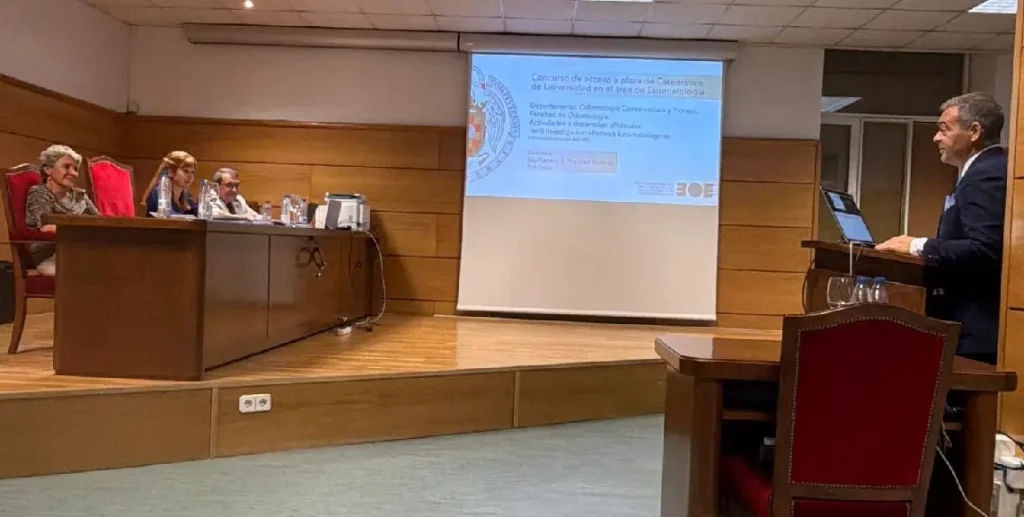 Dr. Pradíes durante su exposición ante el tribunal evaluador.