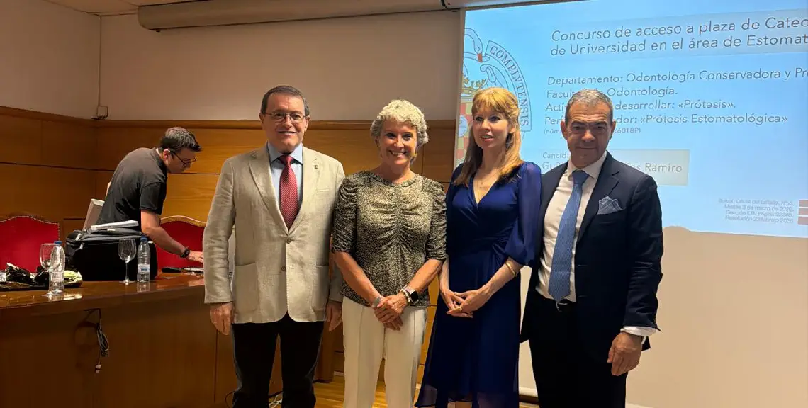 Los miembros del tribunal con el Dr. Guillermo Pradíes.