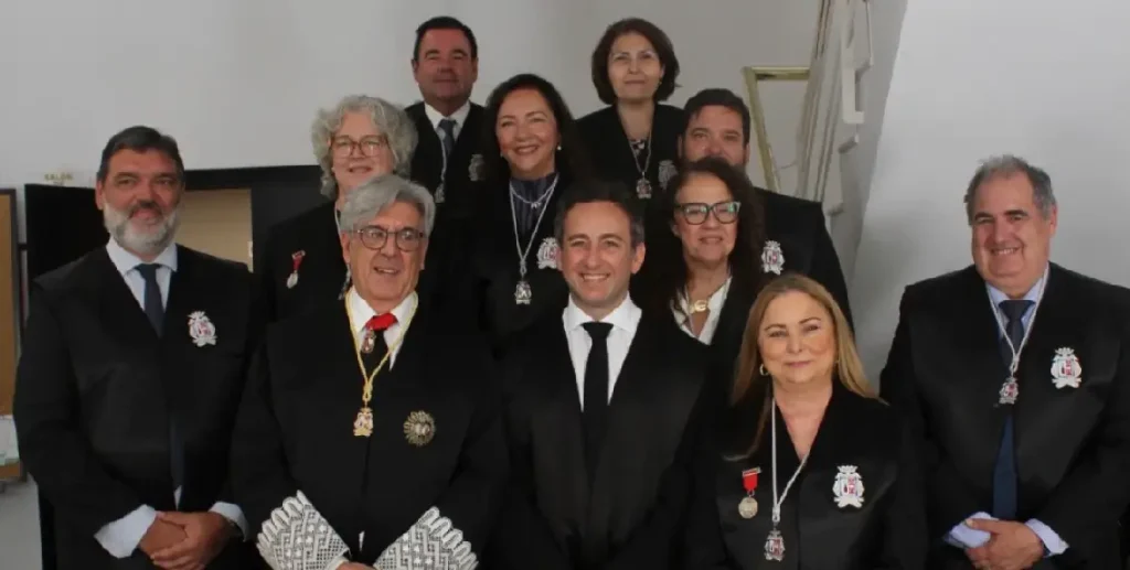 El Dr. Rodríguez Menacho (en el centro de la primera fila) durante el acto de nombramiento como Defensor del Colegiado.