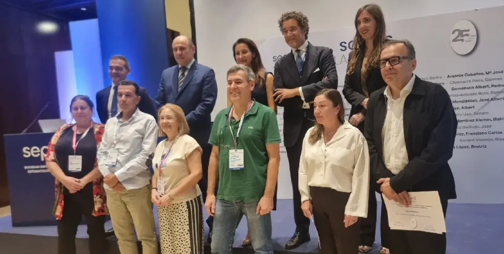 La Junta de SEPES con los socios que recogieron su reconomiento por los 25 años en la sociedad.